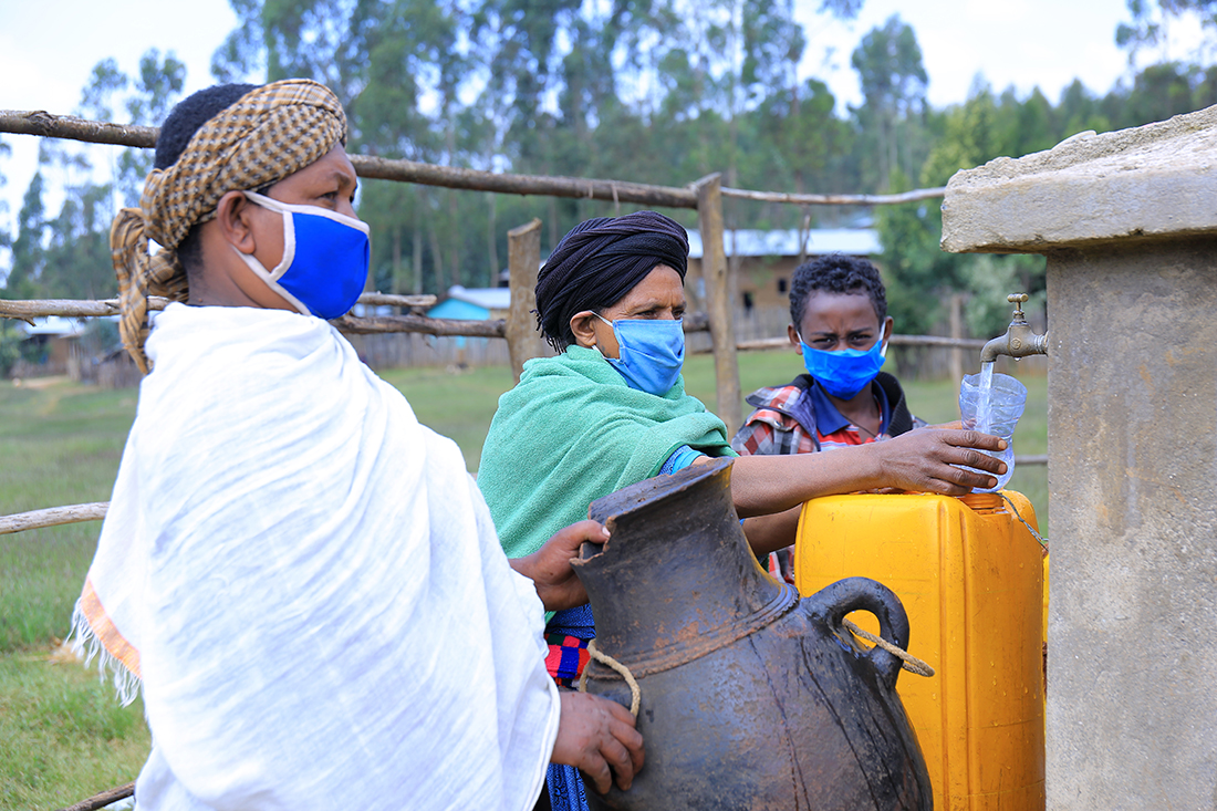 Projektbild_Mundschutz beim Wasserholen in Äthiopien_copyright_Viva con Agua